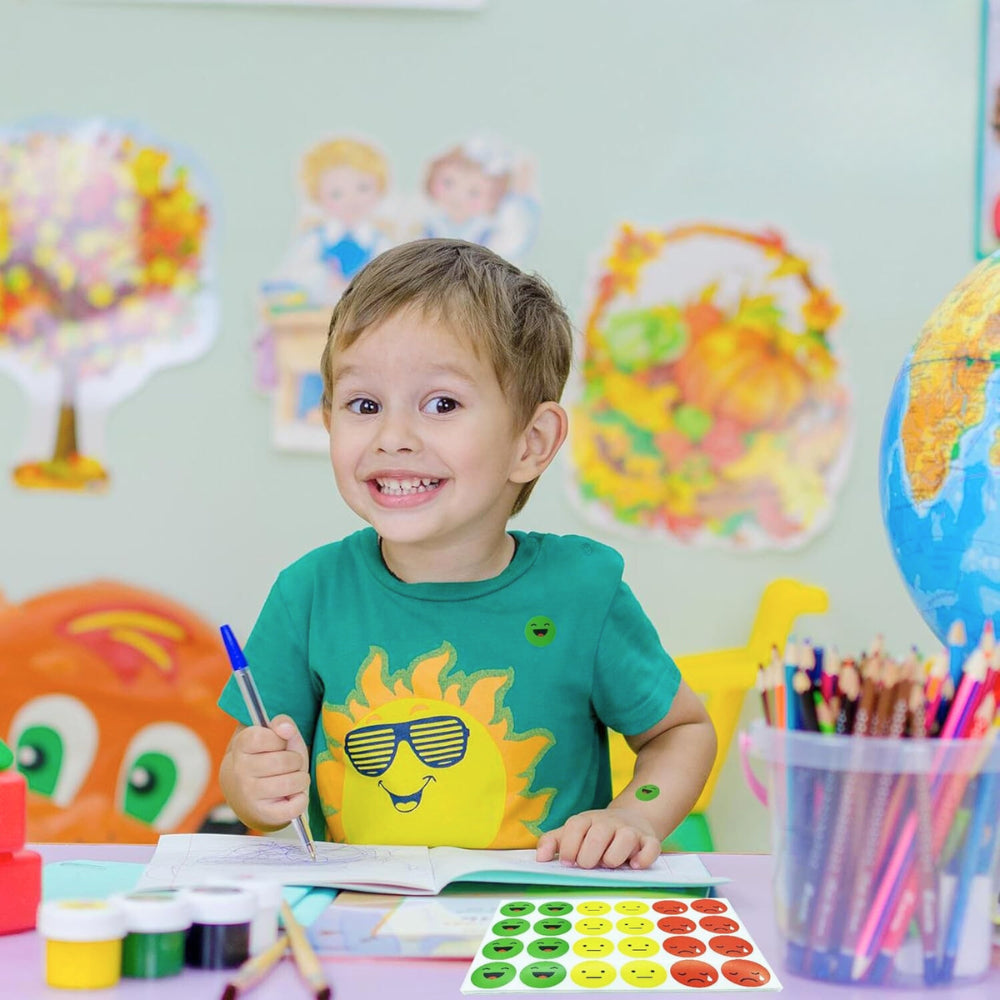 Lachend kind dat een educatieve Brainpack-activiteit om te printen maakt